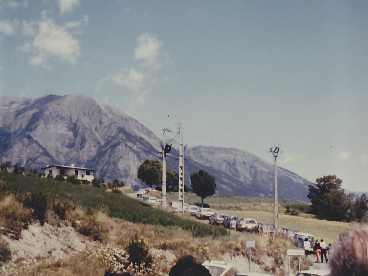 juillet 1981 : une vue partielle du parking autos